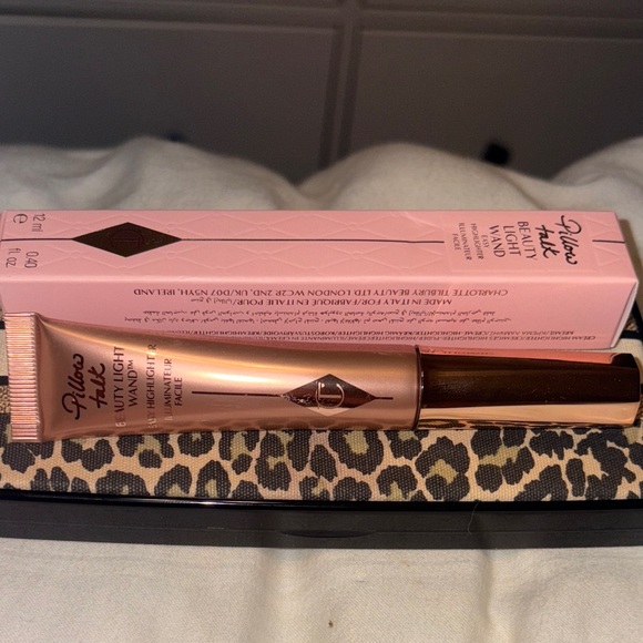 Charlotte Tilbury Beauty Light Wand Highlighter - Pillow Talk NWB - Picture 1 of 6